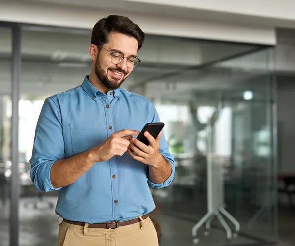 Hombre interactuando por celular con el chat CataBot de Banco de Occidente