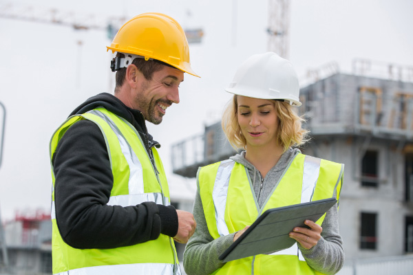 Arquitectos jóvenes revisando los activos productivos adquiridos por leasing operativos del banco de occidente