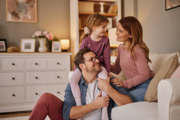 Familia reunida en la sala de su casa