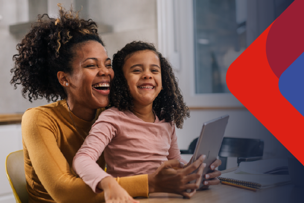 Madre e hija mirando su tablet