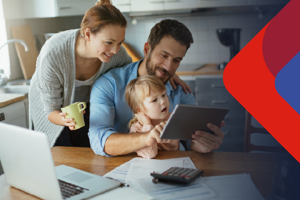 Familia viendo una tablet