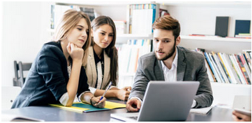 tres personas viendo informacion en un computador portatil