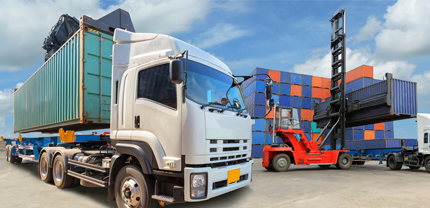 Camion de carga pesado y  container protegido gracias al seguro del banco de occidente