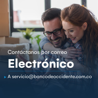 Pareja contactando al Banco de Occidente a través del correo electrónico de servicio al cliente