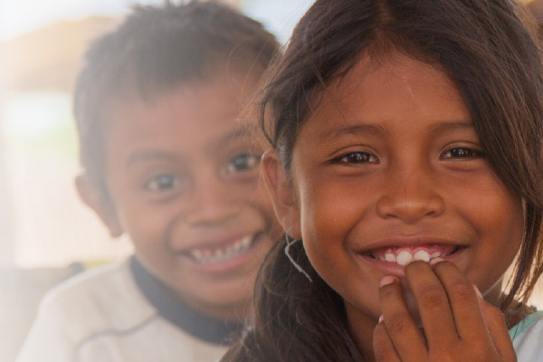 Niños de la Guajira siendo ayudados por las donaciones de la Tárjeta de Crédito Credencial Unicef